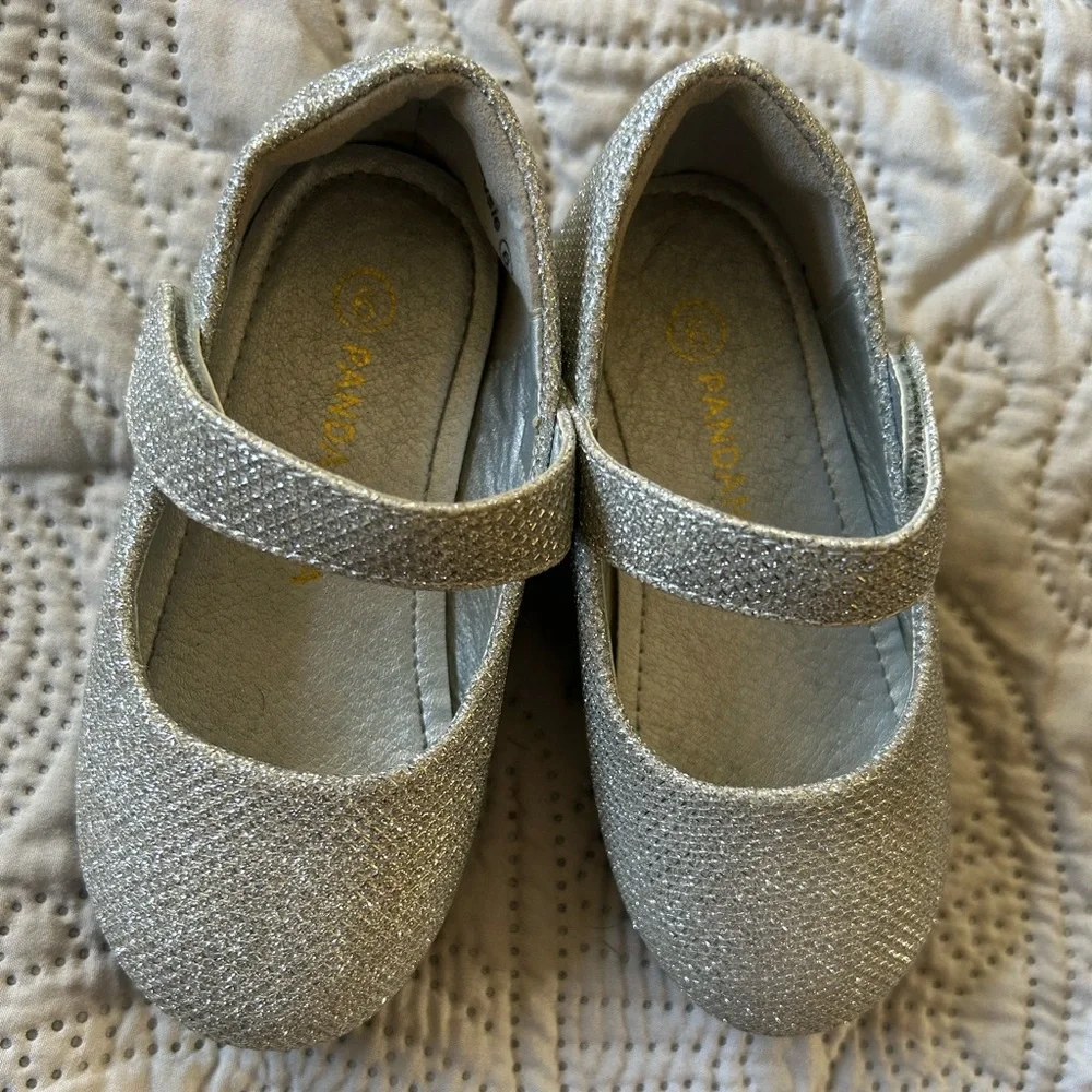 Pandanunjua “Susie” silver sparkle MaryJane dress shoes. Size 6 Great shape